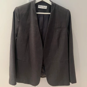 Grå kavaj  - Perfekt grå kavaj från Wera! Super snygg till allt möjligt, väldigt lätt att styla😍 säljer den då jag tycker den är lite liten på mig vid axlarna… 