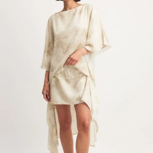 Beige asymmetrisk kortklänning - Söker detta set från Hanna schönberg x NAKD!!.