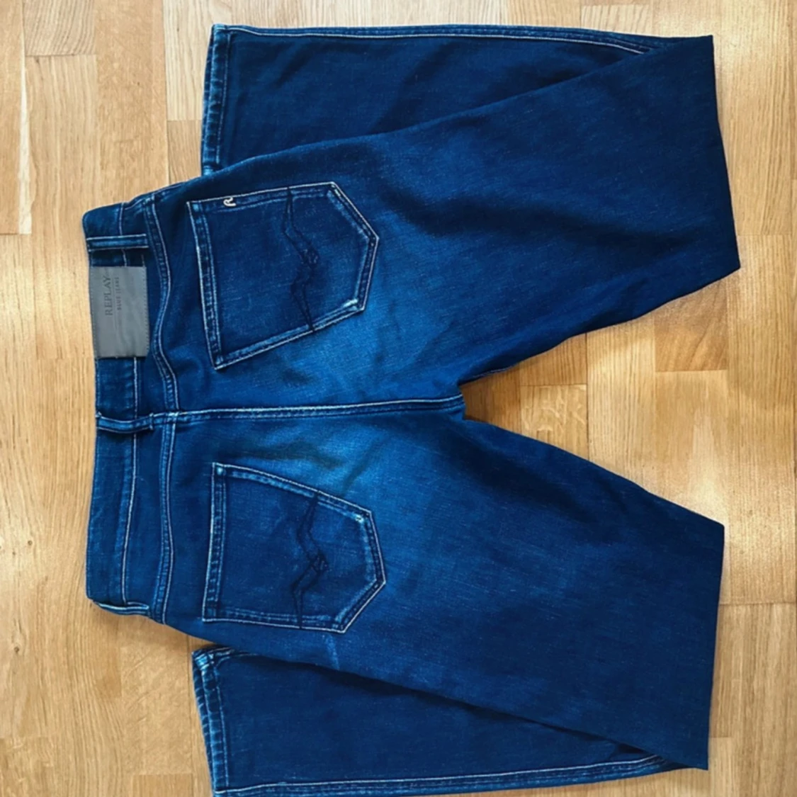 Mörkblå jeansbyxor från Replay. Pris kan diskuteras - 1