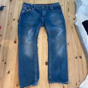 rock revival - Tjena säljer dessa feta rock revival Jeansen då det är för stora på mig , perfekt om du leter  efter en lite baggy look , jeansen är i bra skick . Skriv om ni undra om mått osv!! 😃😃😃