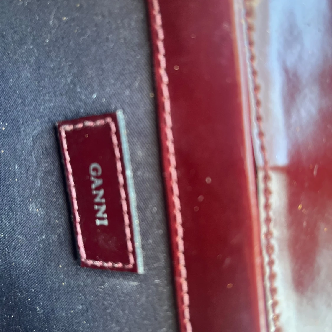 Mörkbrun axelväska från Ganni - 1