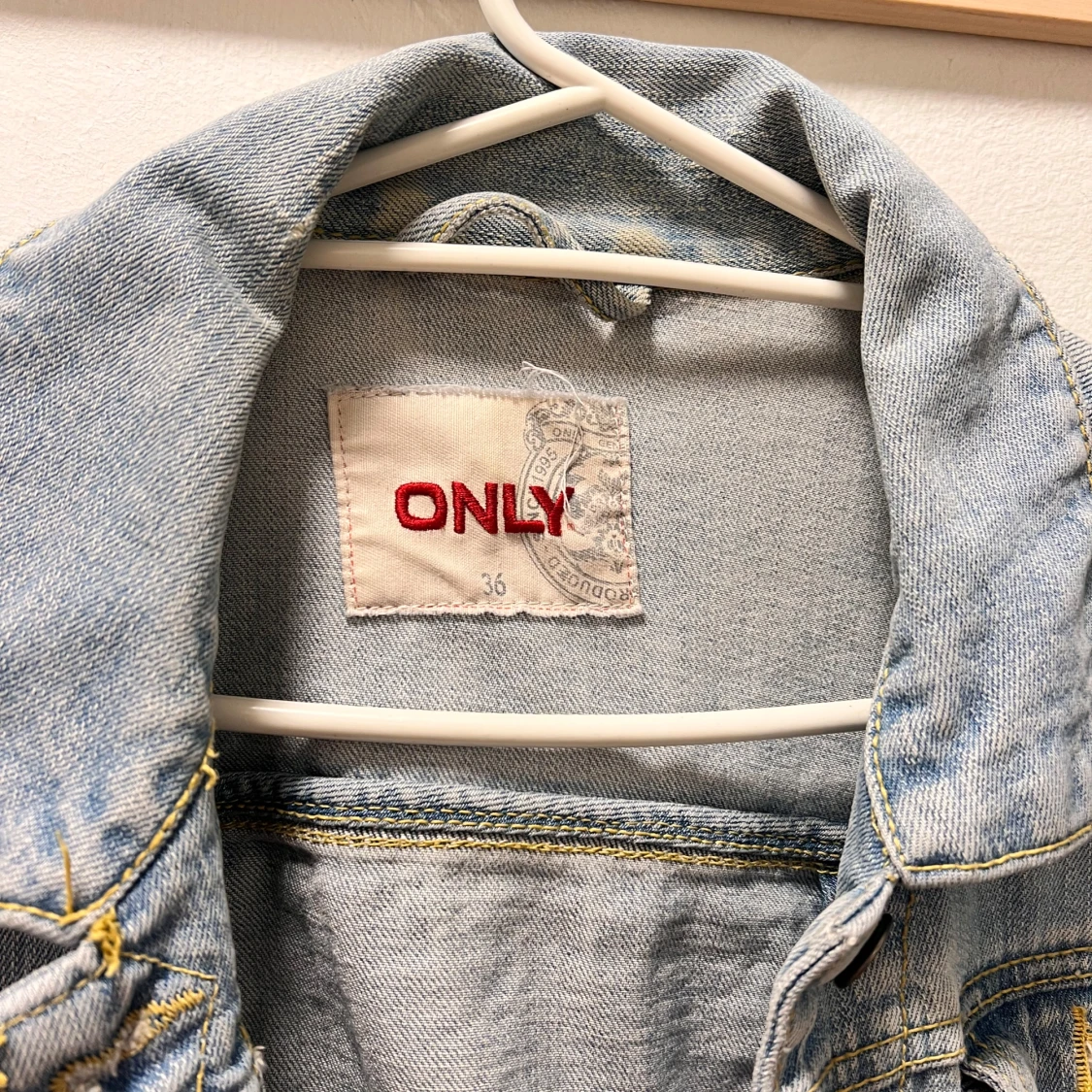 Ljusblå jeansjacka från ONLY, stl 36