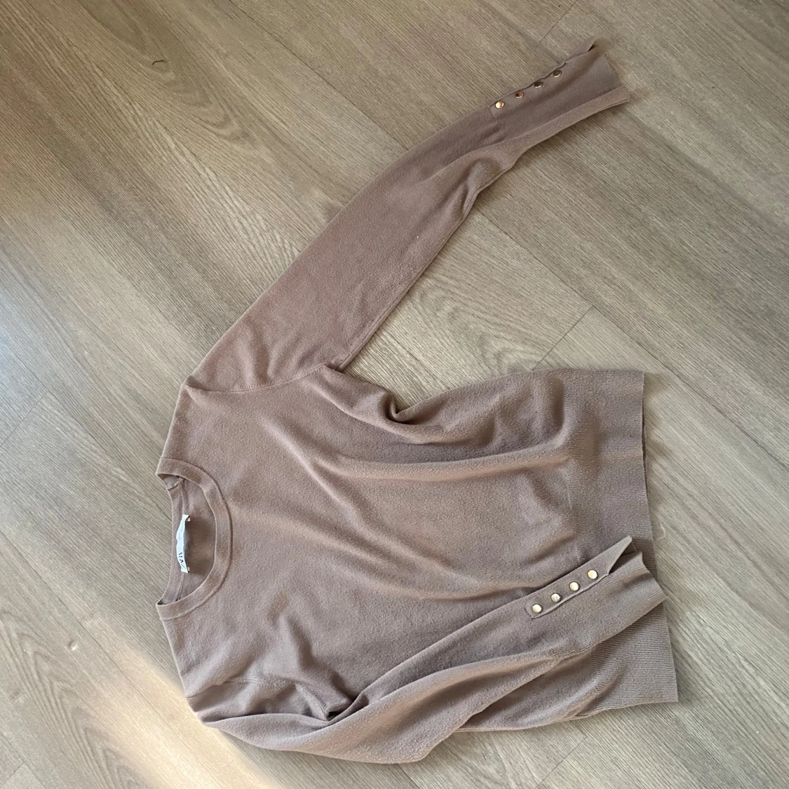 Beige stickad tröja med guldknappar - 3