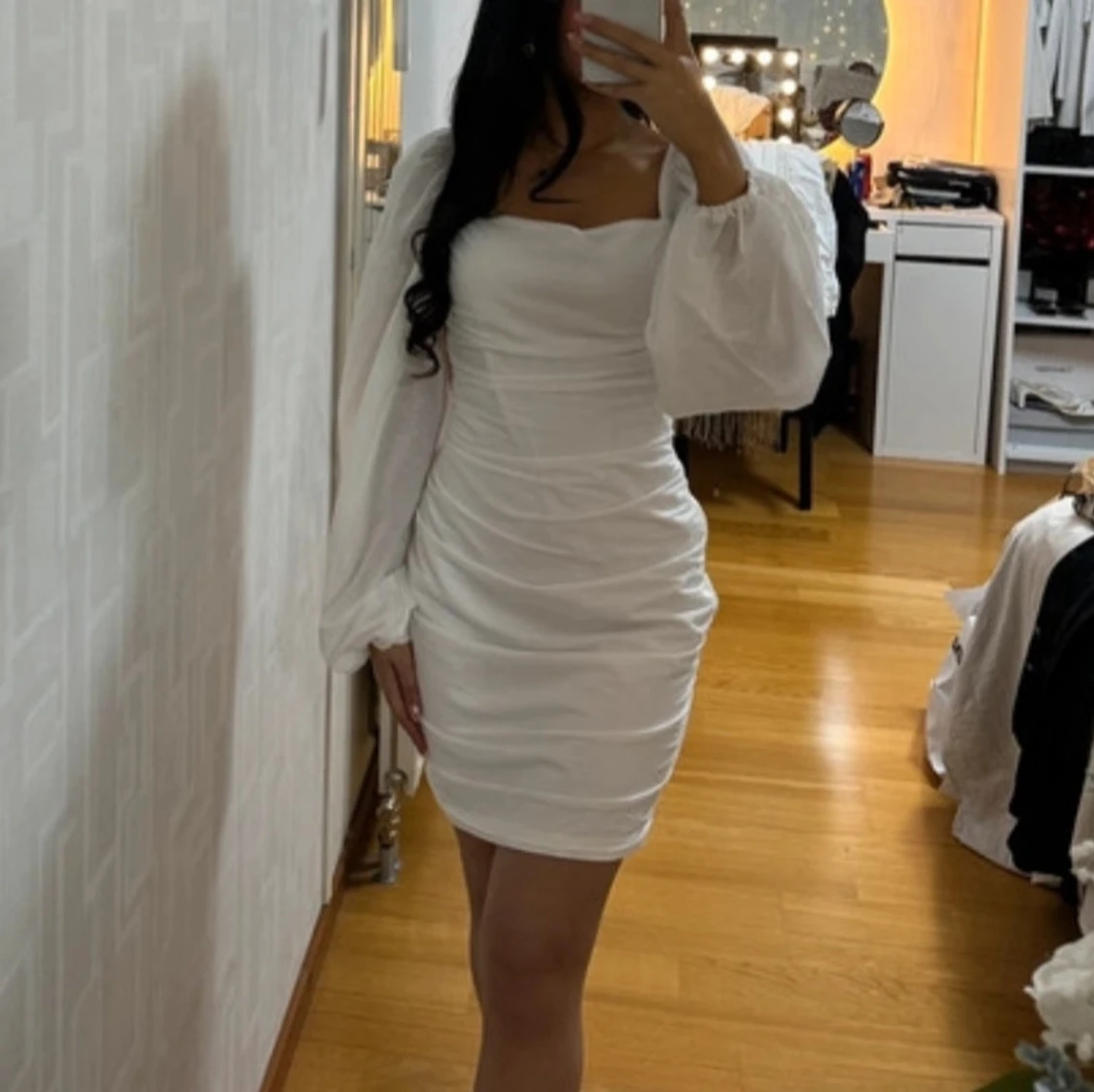 Vit kort klänning med puffärmar