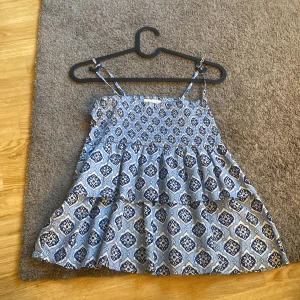 Blå mönstrad linnetopp Gina Tricot - Supersöt blå linnetopp från Gina Tricot, storlek 158/164 vilket motsvarar xs eller s . Helt ny💗