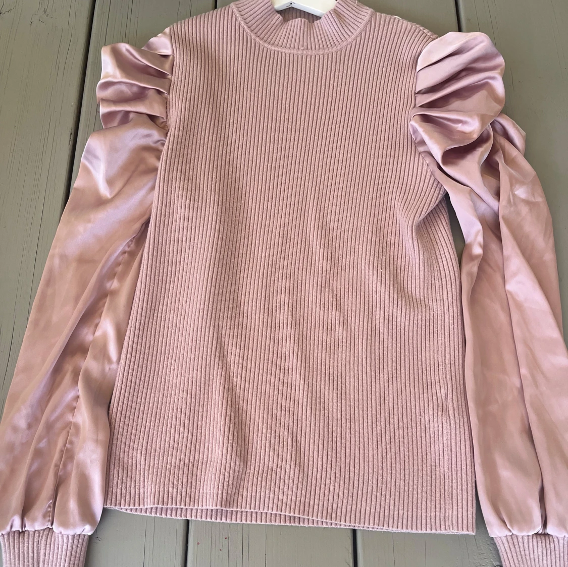 Rosa stickad tröja med satinämar Chica London - 1