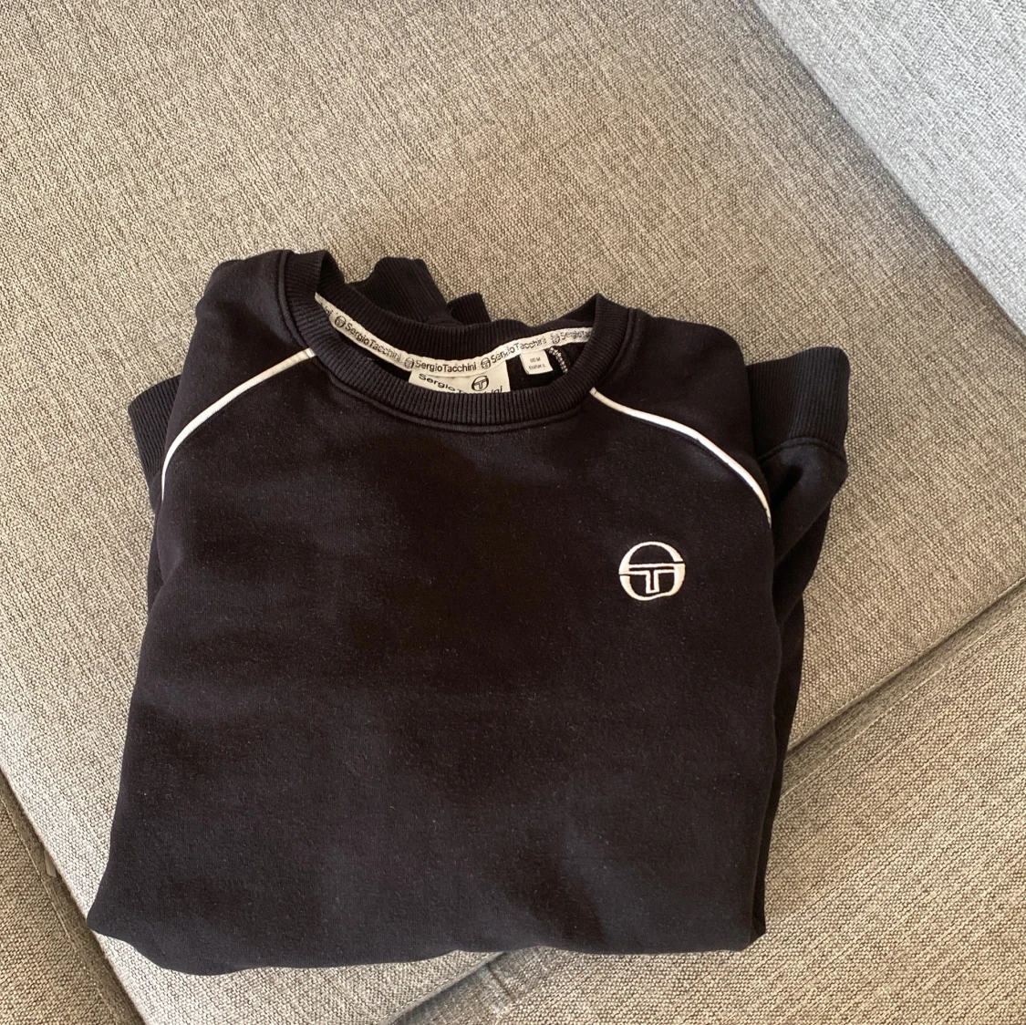 Svart sweatshirt från Sergio Tacchini