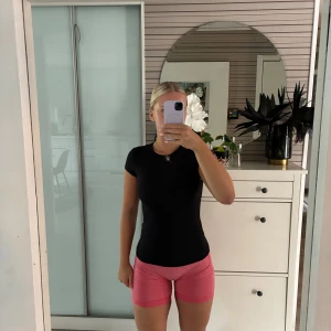 rosa gym shorts - Dessa fina rosa gym shorts har jag aldrig använt då det bara hängt i garderoben. Dem är super sköna o stretchiga o inte alls genomskinliga🤩💞
