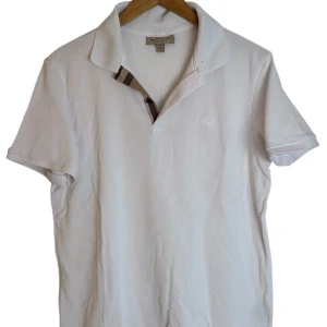 Burberry  - Burberry pike vit. Storlek Xl, skick 8.5/10 pris 590kr finns att köpa på våran hemsida, Fashionels.com