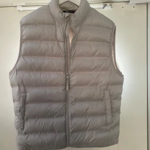 Väst Zara - Säljer denna helt oanvända dunväst från Zara i storlek M. V Perfekt att slänga över en hoodie eller tröja för extra värme. Den är i perfekt skick och i helt nyskick. Pris är diskutabelt.