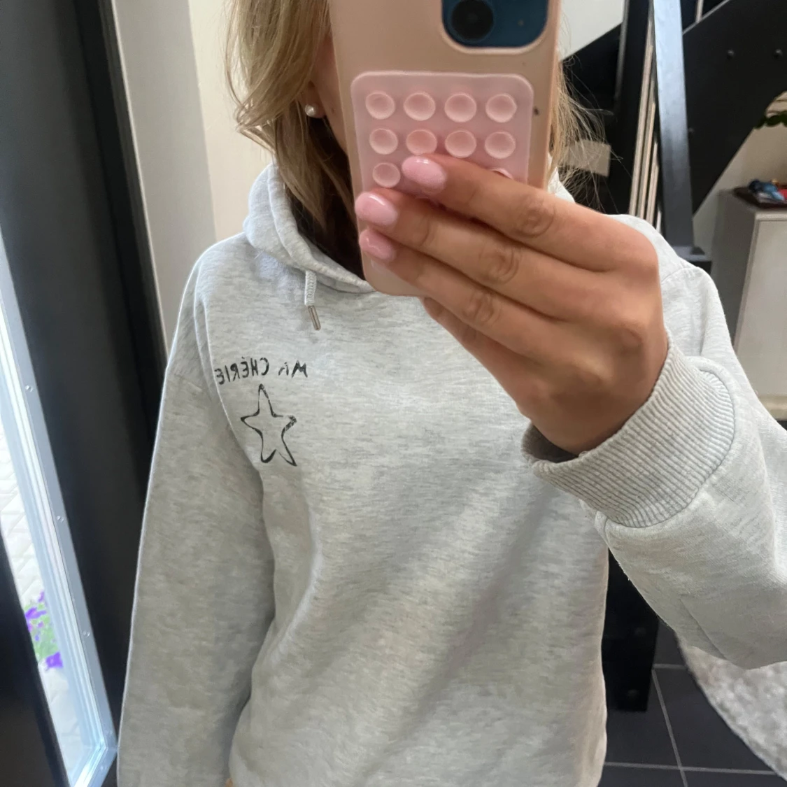 Grå hoodie med stjärna och text - 2