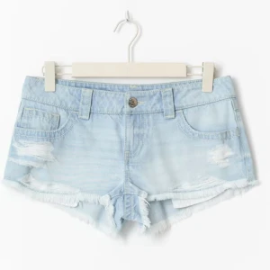 Jeansshorts  - Säljer helt nya även slutsålda jeansshorts från Gina 14+. De är endast testade. Kom privat för fler bilder.