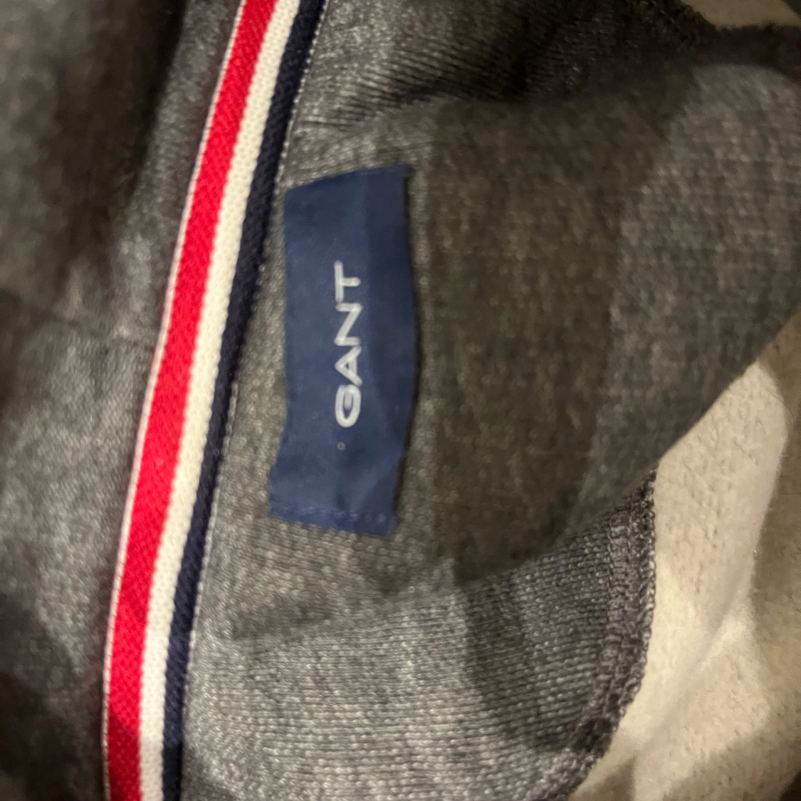 Mörkgrå hoodie från GANT med tryck - 2