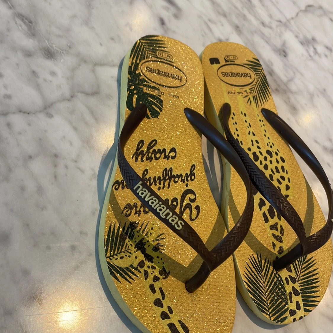 Gula Havaianas sandaler med giraffprint - 1