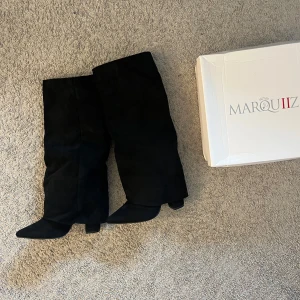 Virala jess boots - sistership - Snygga boots med spetsig tå och låg klack i helt nytt skick och aldrig använts✨Köpte för 935 inkl frakt,  säljs på grund av att de var för små. Bootsen passar både till vardags och fest.​​​​​​​​​​​​​​✨