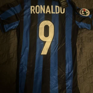 Ronaldo Nazario Inter Milan Fotbollströja - Säljer en Inter fotbollströja med Ronaldo 9 på ryggen i storlek M som är helt ny med prislapp