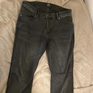 Svarta jeans från Neuw - Snygga svarta jeans från Neuw med klassisk femficksdesign och diskreta slitningar. Jeansen har raka ben och normal passform, perfekt för en stilren look. Materialet är jeans med en matt finish och svarta sömmar. Passar dig som gillar minimalistisk stil. Ålens har sytt upp dom till ca74cm på båda innerbennen storlek 30-34. Ny pris 1500krHör av er vid funderingar, pris kan diskuteras 🤩