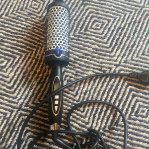 Björn Axén Tools - Magic Style Brush PRO Black 45 mm - Säljer en värmeborste som används ett fåtal gånger men tagits väl hand om och fungerar som en ny. Den största modellen med en Omkrets på 45mm. Kommer självklart rengöras noggrant innan den skickas iväg! (Nypris: 1050kr) OBS kommer ej i orginalförpackningen 