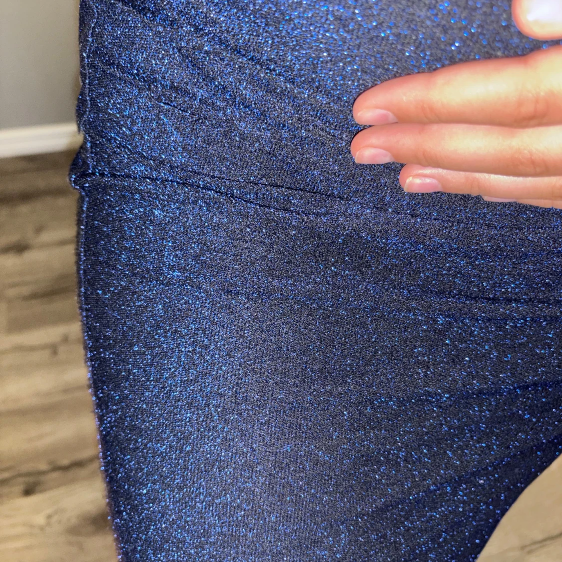 Marinblå glittrig balklänning offshoulder - 3