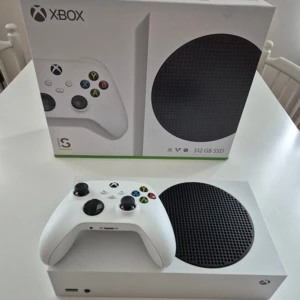 Xbox Series S 512GB med kontroll & kablar - Säljer nu min Xbox Series S. Den har 512 GB SSD. Fullt fungerande utan några problem eller övriga skador.  Detta följer med; 1 Xbox konsol series S 1st hdmi kabel 1st Xbox handkontroll 1st strömkabel
