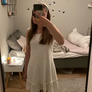Vit klänning  - En super söt sommar klänning perfekt till midsommar, klänningen har axelband som är knytbara vilket gör det möjligt att göra klänningen längre eller kortare. Säljer pga att den inte längre kommer till användning. Skriv vid eventuella frågor eller fler bilder. 💕