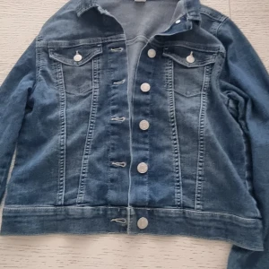 JEANS JACKA Strl 152 - Blå jeans jacka i strl 152,sparsamt använd och i väldigt fint skick.