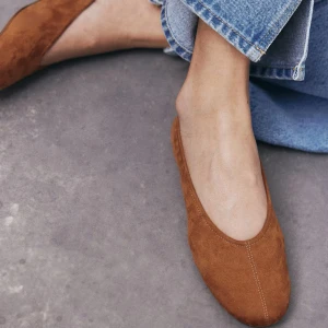 Bruna mocka ballerinas från H&M - Säljer helt oanvända mockaskor från H&M! Stl 39❤️🩷