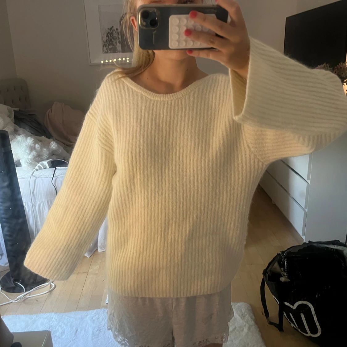 Vit stickad tröja med rosett i ryggen