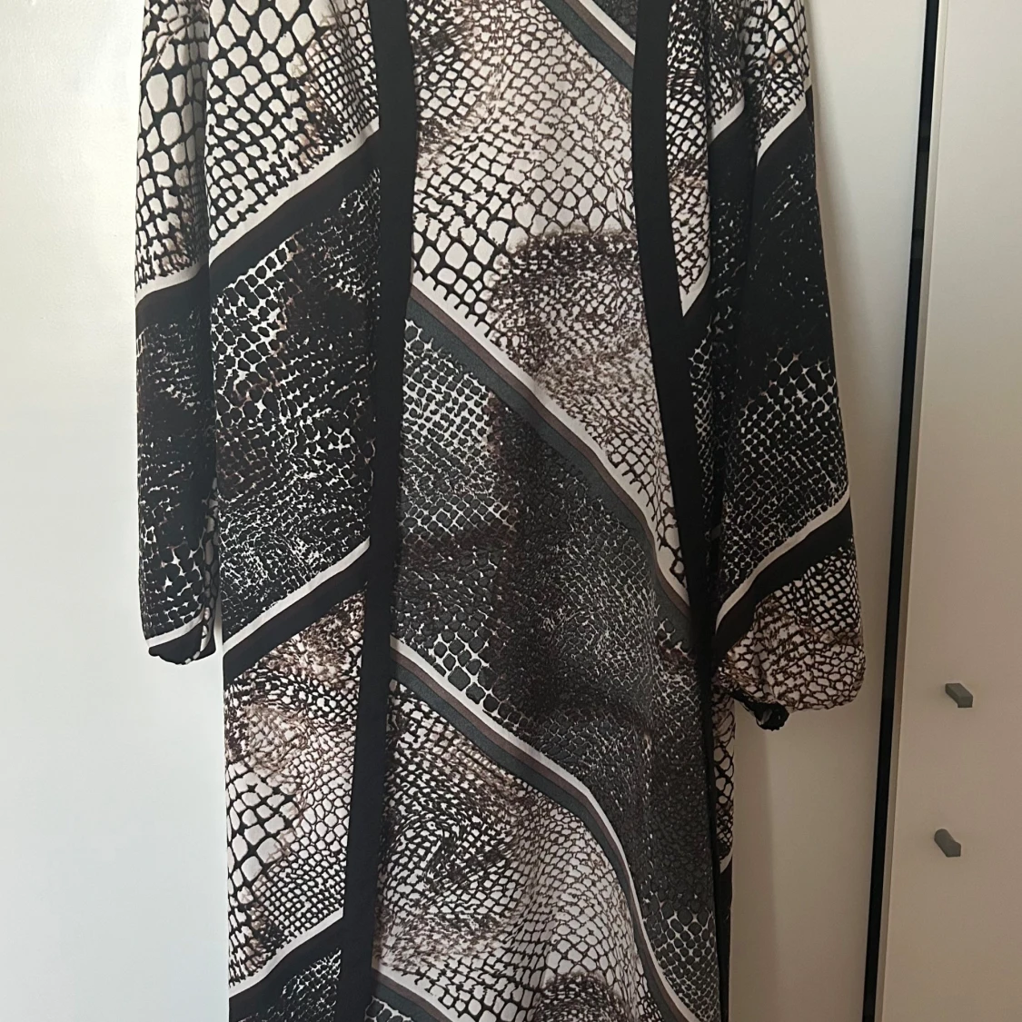 Långklänning med ormmönster och bälte - 1