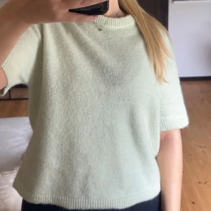 Ljusgrön stickad tröja Gina Tricot - Ljusgrön stickad tröja från Gina Tricot. Tröjan har korta ärmar och säljer pga att den aldrig kommit till användning🤍