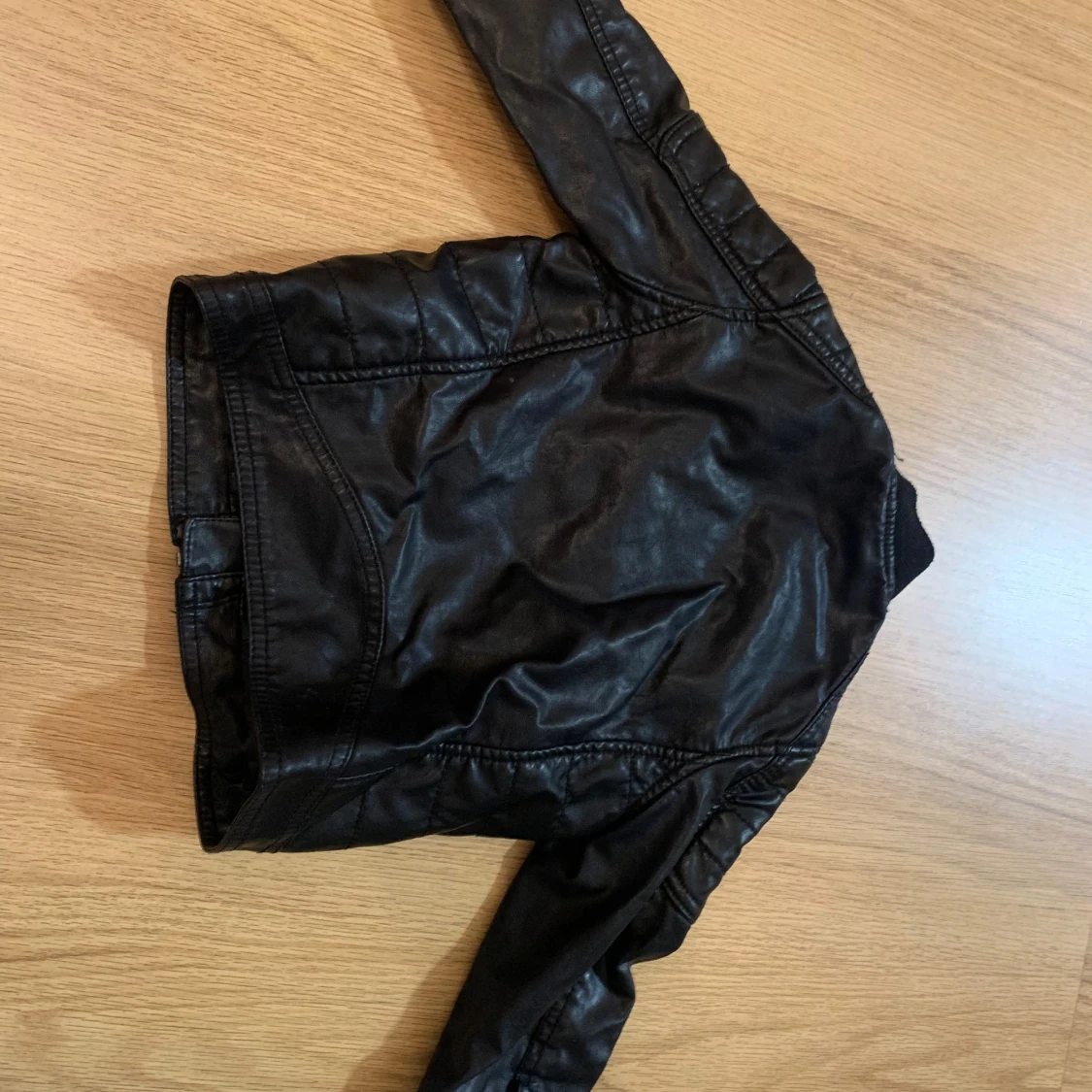 Svart skinnjacka från H&M, strl 98 - 1