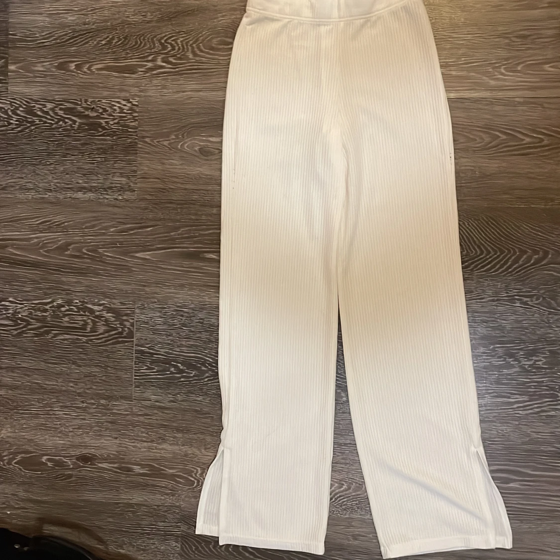 Vita ribbade byxor från Divided