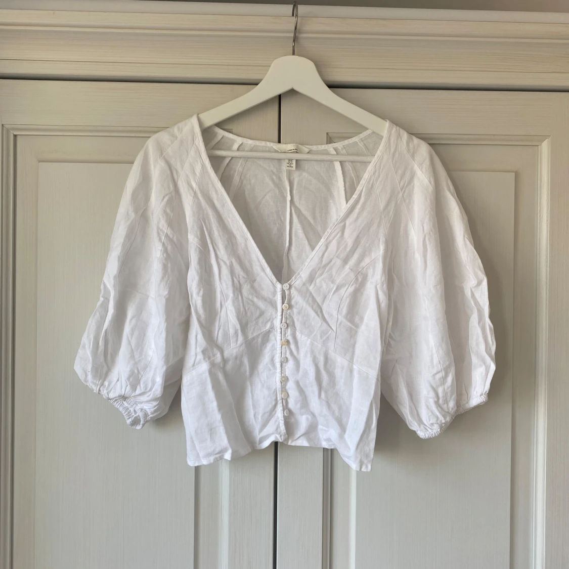 Vit blus med puffärmar och knappar - 4