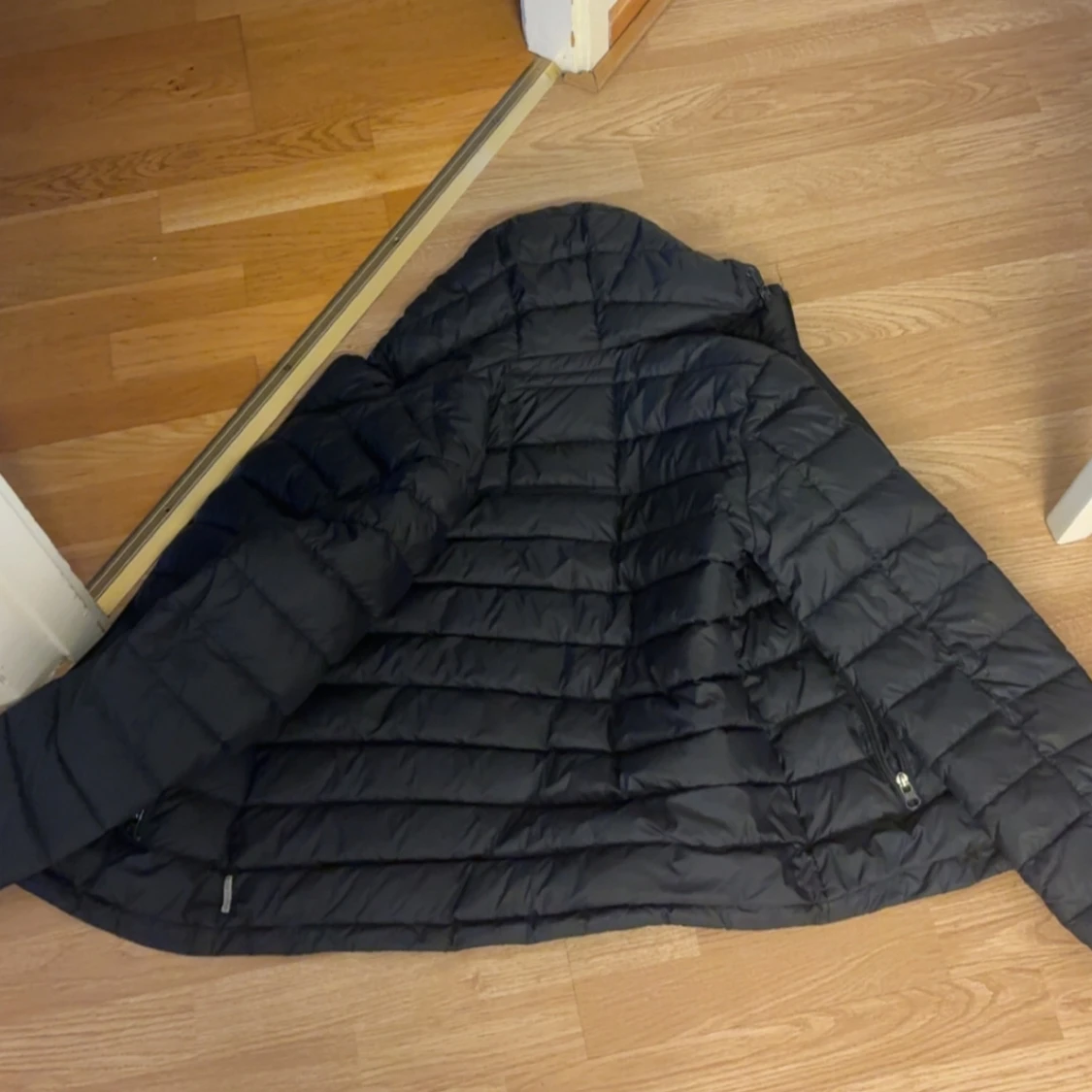 Svart dunjacka från Armani Jeans - 1