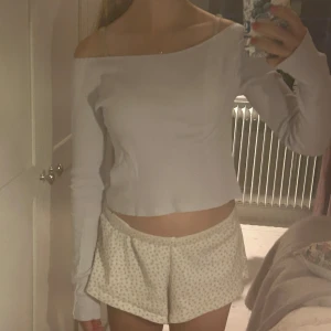 Brandy Melville off shoulder topp - Säljer denna ljusblåa off shoulder topp från Brandy Melville. Knappt använd- så superbra skick! 💓pris kan såklart diskuteras ☺️