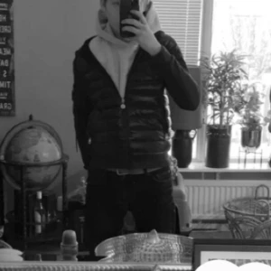 Mörkblå Moncler Cardigan - tjena! säljer nu min moncler cardigan då jag är sugen på något nytt, jackan har en väldigt stilren och glansig design och passar till det mesta klädkombinationer. perfekt för lite kyligare dagar. nfc:n funkar, storlek L men sitter som en M. kan gå ner i pris vid snabb affär