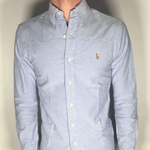 Ralph lauren skjorta - En riktig snygg och trendig Ralph lauren skjorta i fint skick, storlek XS, slimfit, vid frågor är de bara att skriva // Gramenti 