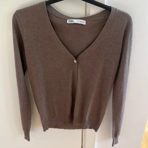 Brun kofta med v-ringning från Zara - Säljer denna bruna v-ringade kofta från zara i S💓