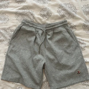 Grå Moncler shorts - Helt ny