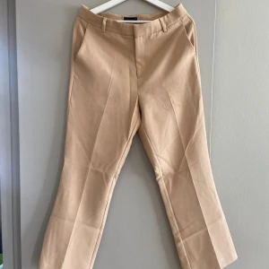 Beigea kostymbyxor, från Gina storlek 40 - Beigea kostymbyxor, från Gina storlek 40. Inga anmärkningar