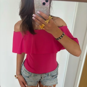 Offshoulder volangbody  - Så snygg rosa offshoulder volangbody! Jag är 168 och det är mina bilder, köp via köp nu direkt eller Swish, kvar tills markerad som såld 💖