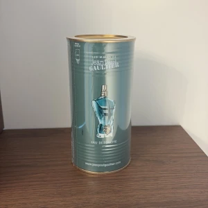 Jean Paul Gaultier Le Beau EdT 75ml - Jean Paul Gaultier Le Beau Eau de Toilette 75 ml. Helt oöppnad. Köpte på mig tre stycken på samma gång men tröttnade efter 2 första. 
