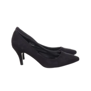 Svarta pumps med spetsig tå - Klassiska svarta pumps med spetsig tå och smal klack. Det går att gå gratis frakt, skriv till mig
