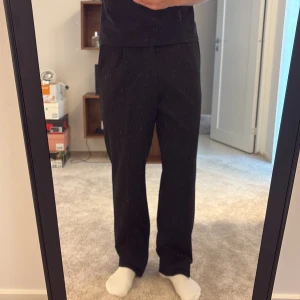 UNIQLO Straight fit kostymbyxor - UNIQLO Straight fit kostymbyxor i stl Small, jag är 178cm o väger 66kg för jämförelse. Bra skick sällan använda. 