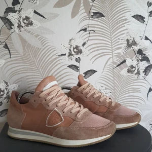 Phillipe model trainers - Philippe model trainers: 9/10 skick Skorna är använda några gånger! Skorna består av äkta skinn och mocka. Hör av dig vid om du har frågor och funderingar! Kan skicka fler bilder. Kan även gå ner i pris vid snabb affär.