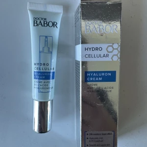 Doctor Babor Hydro Cellular Cream - Doctor Babor Hydro Cellular Hyaluron Cream med hyaluronsyra och peptider. Kommer i en vit tub med silverfärgat lock och tillhörande silvrig kartong. Ger intensiv återfuktning och en fräsch känsla till huden.