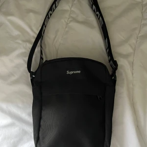 Supreme Väska SS18 - Identiskt till den riktiga, i bra skick utan några skavanker.