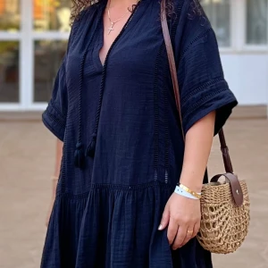 Svart  loose klänning med snörning - (Ser mörkblå ut på bild men är svart) Köpt från Gina Tricot i jättebra skick 