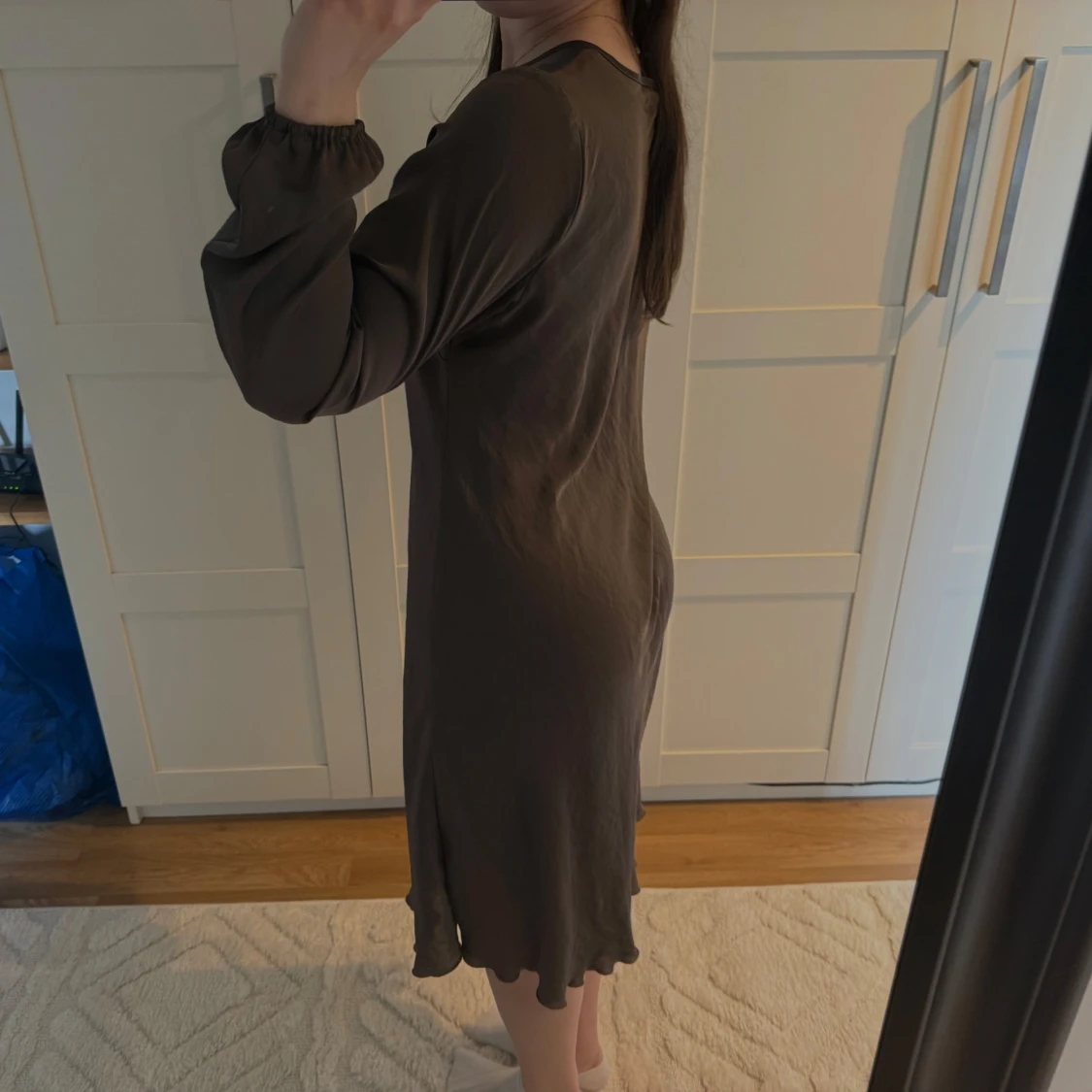 Mörkgrön långärmad klänning med knyt - 1