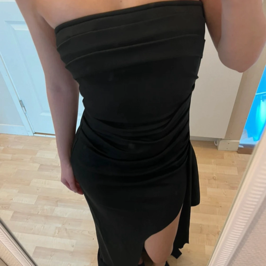 Svart axelbandslös långklänning - 1